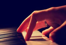 问鼎：伤退的王钰栋说，自己伤不严重，对方应该是滑倒，并非恶意犯规.